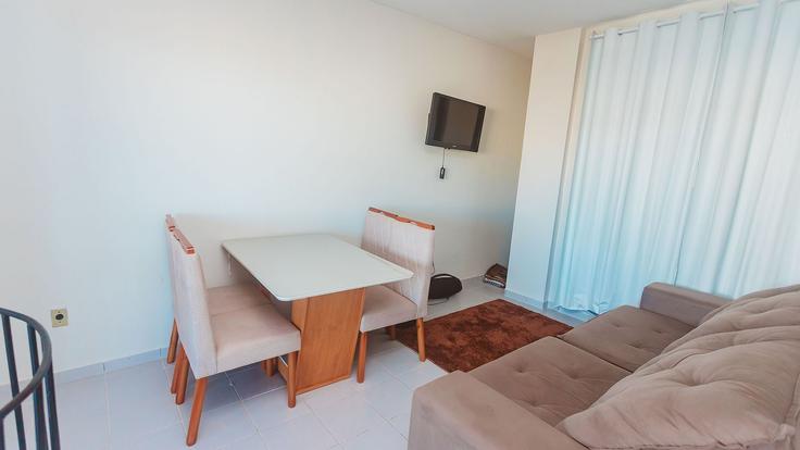 Sala de estar elegantemente projetada com móveis modernos em um apartamento no Building Rua Tirol - anfitriao-prime - 1365499 em Praia do Morro, Guarapari Sala de estar elegantemente projetada com móveis modernos em um apartamento no Building Rua Tirol - anfitriao-prime - 1365499 em Praia do Morro, Guarapari