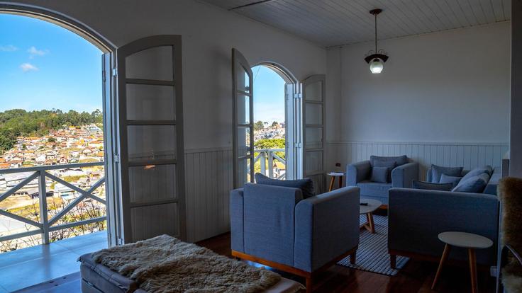 Sala de estar elegantemente projetada com móveis modernos em um apartamento no Building Rua Saraiva - anfitriao-prime - 1365495 em Campos do Jordão, Campos do Jordão Sala de estar elegantemente projetada com móveis modernos em um apartamento no Building Rua Saraiva - anfitriao-prime - 1365495 em Campos do Jordão, Campos do Jordão