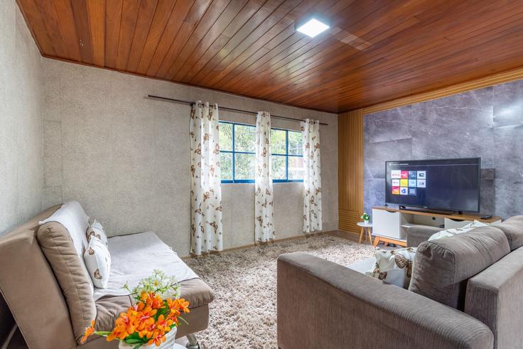 Salle de séjour élégante avec mobilier moderne dans un appartement à Building Avenida Dom Pedro I - anfitriao-prime - 1365463 à Centro, Petrópolis Salle de séjour élégante avec mobilier moderne dans un appartement à Building Avenida Dom Pedro I - anfitriao-prime - 1365463 à Centro, Petrópolis