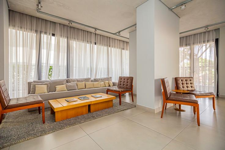 Salle de séjour élégante avec mobilier moderne dans un appartement à Building Rua General Chagas Santos - anfitriao-prime - 1365523 à Vila da Saúde, São Paulo