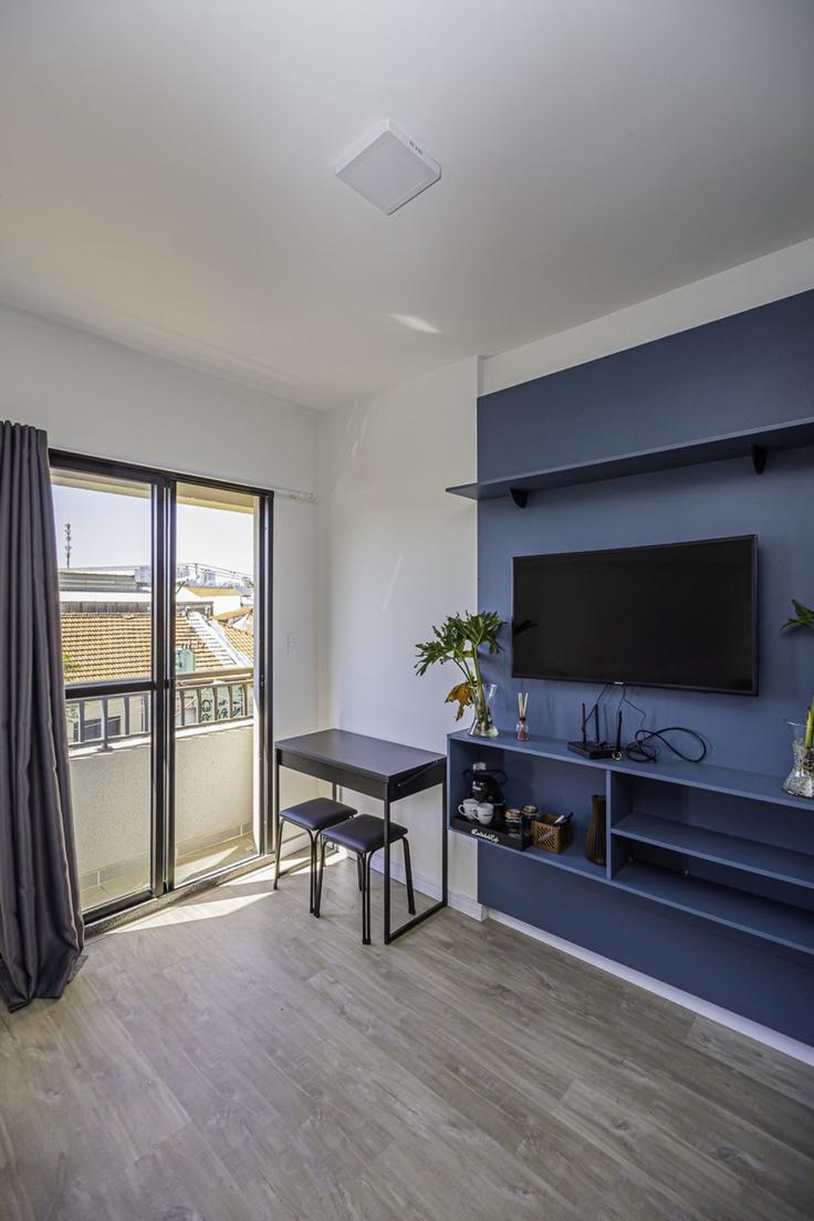 Salle de séjour élégante avec mobilier moderne dans un appartement à Building Rua Bresser - anfitriao-prime - 1365524 à Belenzinho, São Paulo