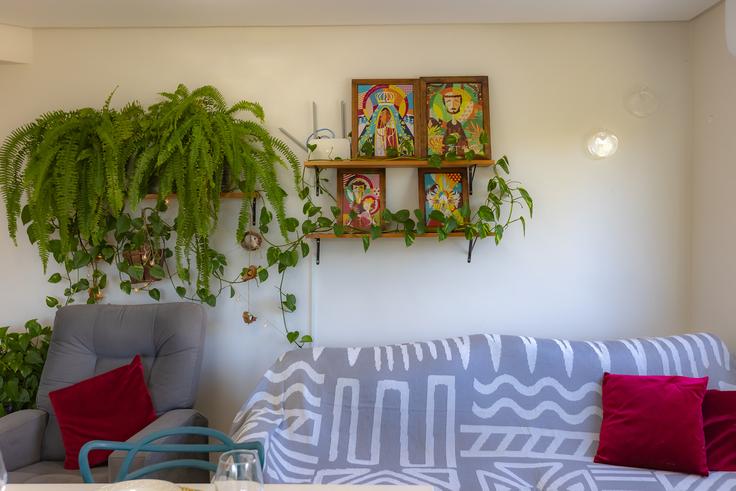 Sala de estar elegantemente projetada com móveis modernos em um apartamento no Building Rua Augusto Teodoro - anfitriao-prime - 1365583 em Armação, Penha