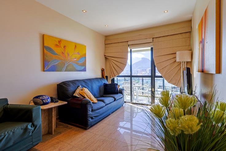 Building Avenida Lúcio Costa - anfitriao-prime - 1365486 adresindeki bir dairede modern mobilyalarla zarif bir şekilde tasarlanmış oturma odası Barra da Tijuca, Rio de Janeiro Building Avenida Lúcio Costa - anfitriao-prime - 1365486 adresindeki bir dairede modern mobilyalarla zarif bir şekilde tasarlanmış oturma odası Barra da Tijuca, Rio de Janeiro