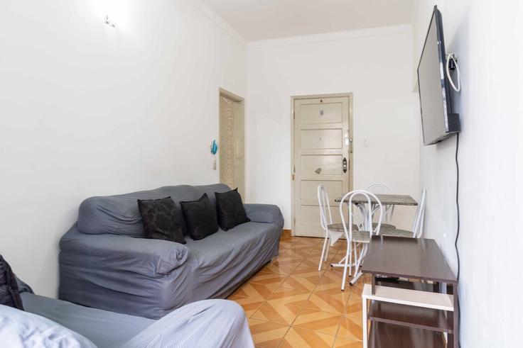 Salle de séjour élégante avec mobilier moderne dans un appartement à Building Avenida Brasil - anfitriao-prime - 1365531 à Boqueirão, Praia Grande Salle de séjour élégante avec mobilier moderne dans un appartement à Building Avenida Brasil - anfitriao-prime - 1365531 à Boqueirão, Praia Grande