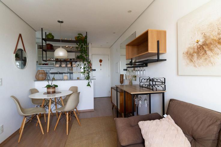 São Paulo JaraguáのBuilding Rua Theófilo Azambuja - anfitriao-prime - 1365528のアパートメントにある、モダンな家具を備えたエレガントなデザインのリビングルーム São Paulo JaraguáのBuilding Rua Theófilo Azambuja - anfitriao-prime - 1365528のアパートメントにある、モダンな家具を備えたエレガントなデザインのリビングルーム