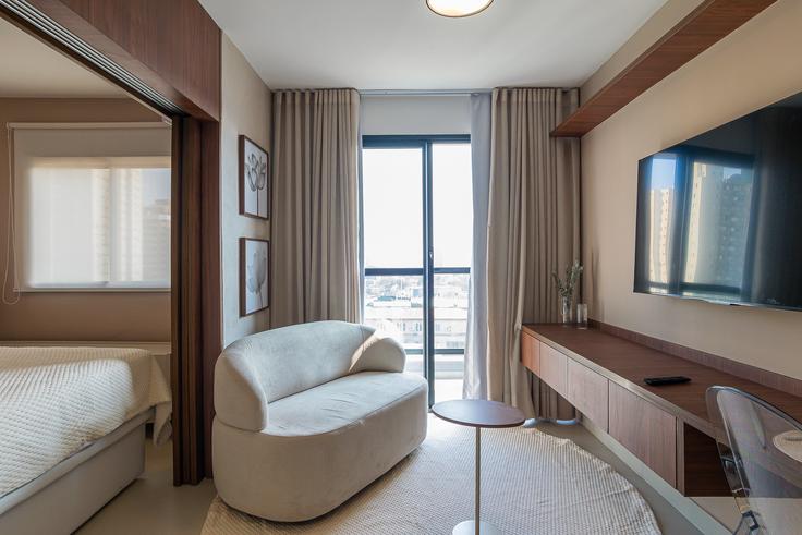 Salle de séjour élégante avec mobilier moderne dans un appartement à Building Avenida Professor Francisco Morato - anfitriao-prime - 1365506 à Caxingui, São Paulo Salle de séjour élégante avec mobilier moderne dans un appartement à Building Avenida Professor Francisco Morato - anfitriao-prime - 1365506 à Caxingui, São Paulo