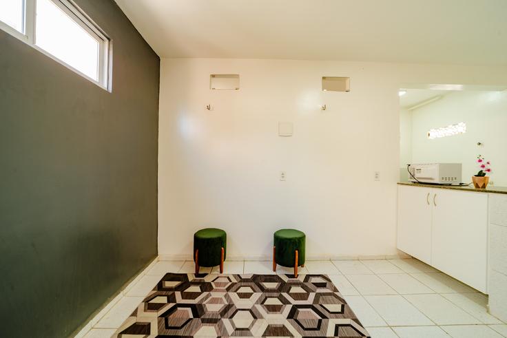 Fortaleza SerrinhaのBuilding Rua Cônego Lima Sucupira - anfitriao-prime - 1365649のアパートメントにある、モダンな家具を備えたエレガントなデザインのリビングルーム Fortaleza SerrinhaのBuilding Rua Cônego Lima Sucupira - anfitriao-prime - 1365649のアパートメントにある、モダンな家具を備えたエレガントなデザインのリビングルーム