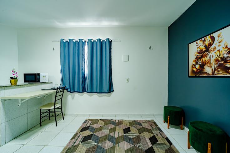 Fortaleza SerrinhaのBuilding Rua Cônego Lima Sucupira - anfitriao-prime - 1365502のアパートメントにある、モダンな家具を備えたエレガントなデザインのリビングルーム Fortaleza SerrinhaのBuilding Rua Cônego Lima Sucupira - anfitriao-prime - 1365502のアパートメントにある、モダンな家具を備えたエレガントなデザインのリビングルーム