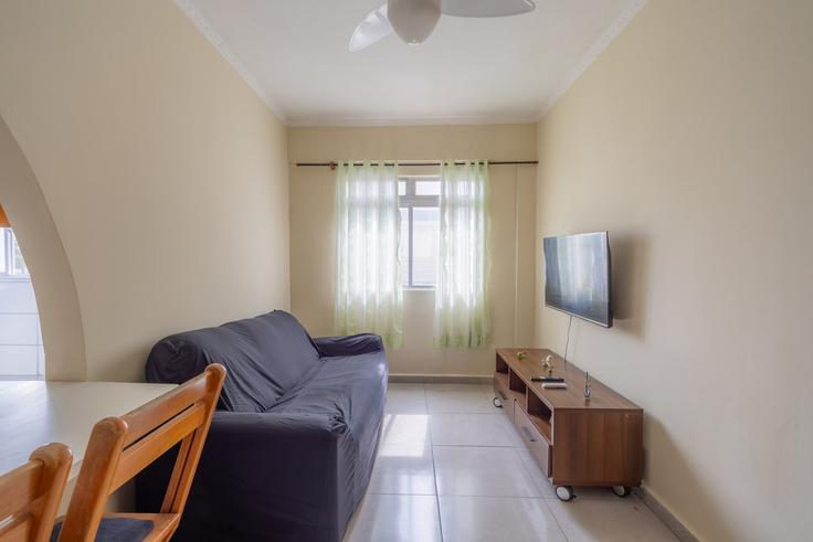 Salle de séjour élégante avec mobilier moderne dans un appartement à Building Avenida Presidente Castelo Branco - anfitriao-prime - 1365638 à Maracanã, Praia Grande Salle de séjour élégante avec mobilier moderne dans un appartement à Building Avenida Presidente Castelo Branco - anfitriao-prime - 1365638 à Maracanã, Praia Grande