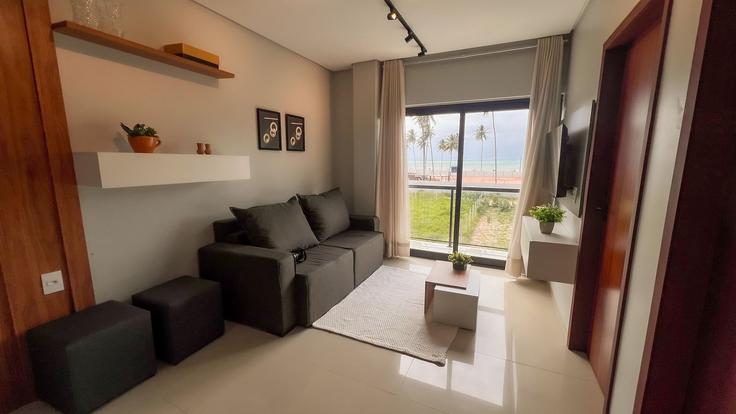 Sala de estar elegantemente projetada com móveis modernos em um apartamento no Building WQJ5+96 - anfitriao-prime - 1365566 em Japaratinga, Japaratinga Sala de estar elegantemente projetada com móveis modernos em um apartamento no Building WQJ5+96 - anfitriao-prime - 1365566 em Japaratinga, Japaratinga