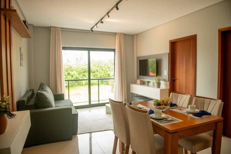 Salle de séjour élégante avec mobilier moderne dans un appartement à Building WQJ5+96 - anfitriao-prime - 1365656 à Japaratinga, Japaratinga