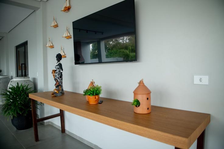 Sala de estar elegantemente projetada com móveis modernos em um apartamento no Building WQJ5+96 - anfitriao-prime - 1365542 em Japaratinga, Japaratinga