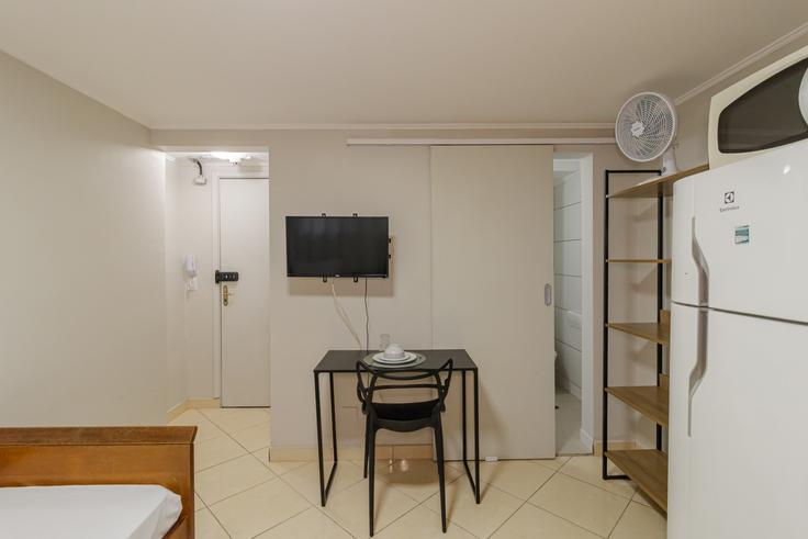 Salle de séjour élégante avec mobilier moderne dans un appartement à Building Rua Ática - anfitriao-prime - 1365669 à Vila Alexandria, São Paulo