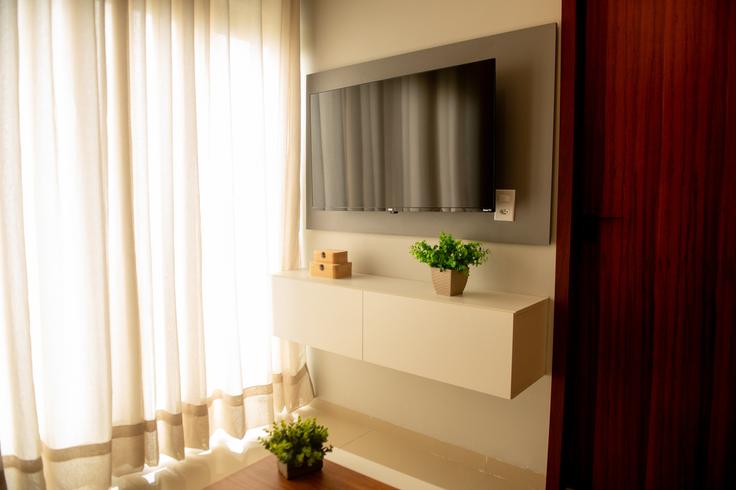 Sala de estar elegantemente projetada com móveis modernos em um apartamento no Building WQJ5+96 - anfitriao-prime - 1365535 em Japaratinga, Japaratinga
