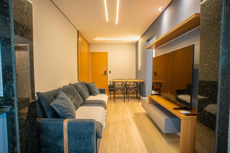 Salle de séjour élégante avec mobilier moderne dans un appartement à Building Rua Maria Beltrame Borloni - anfitriao-prime - 1365651 à Vilamar, Praia Grande Salle de séjour élégante avec mobilier moderne dans un appartement à Building Rua Maria Beltrame Borloni - anfitriao-prime - 1365651 à Vilamar, Praia Grande