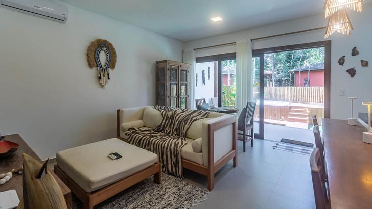 Salle de séjour élégante avec mobilier moderne dans un appartement à Building Estrada da Arraial Trancoso - anfitriao-prime - 1365621 à Porto Seguro, Porto Seguro Salle de séjour élégante avec mobilier moderne dans un appartement à Building Estrada da Arraial Trancoso - anfitriao-prime - 1365621 à Porto Seguro, Porto Seguro