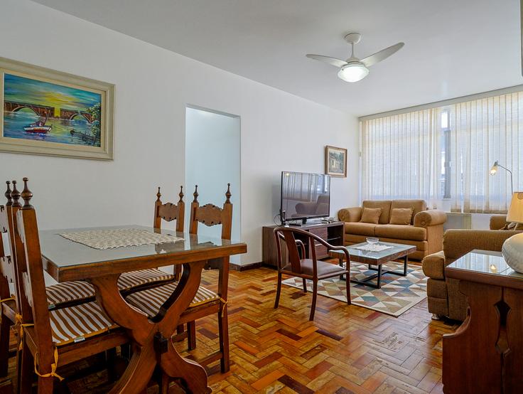Salle de séjour élégante avec mobilier moderne dans un appartement à Building Rua Fadel Fadel - anfitriao-prime - 1365425 à Leblon, Rio de Janeiro Salle de séjour élégante avec mobilier moderne dans un appartement à Building Rua Fadel Fadel - anfitriao-prime - 1365425 à Leblon, Rio de Janeiro
