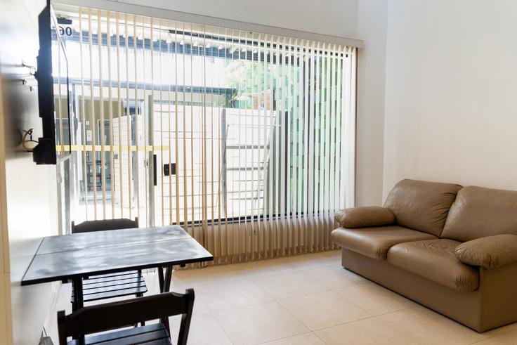 Salle de séjour élégante avec mobilier moderne dans un appartement à Building Rua Guaicurus - anfitriao-prime - 1365664 à Barra da Lagoa, Ubatuba Salle de séjour élégante avec mobilier moderne dans un appartement à Building Rua Guaicurus - anfitriao-prime - 1365664 à Barra da Lagoa, Ubatuba