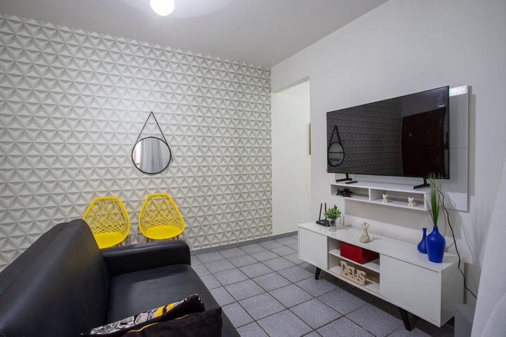 Sala de estar elegantemente projetada com móveis modernos em um apartamento no Building Avenida Davino Mattos - anfitriao-prime - 1365657 em Parque da Areia Preta, Guarapari Sala de estar elegantemente projetada com móveis modernos em um apartamento no Building Avenida Davino Mattos - anfitriao-prime - 1365657 em Parque da Areia Preta, Guarapari