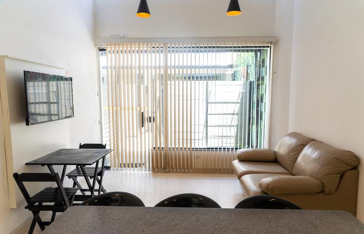 Salle de séjour élégante avec mobilier moderne dans un appartement à Building Rua Guaicurus - anfitriao-prime - 1365660 à Barra da Lagoa, Ubatuba Salle de séjour élégante avec mobilier moderne dans un appartement à Building Rua Guaicurus - anfitriao-prime - 1365660 à Barra da Lagoa, Ubatuba