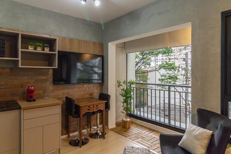 Salle de séjour élégante avec mobilier moderne dans un appartement à Building Rua Valdir Niemeyer - anfitriao-prime - 1365647 à Vila Anglo Brasileira, São Paulo