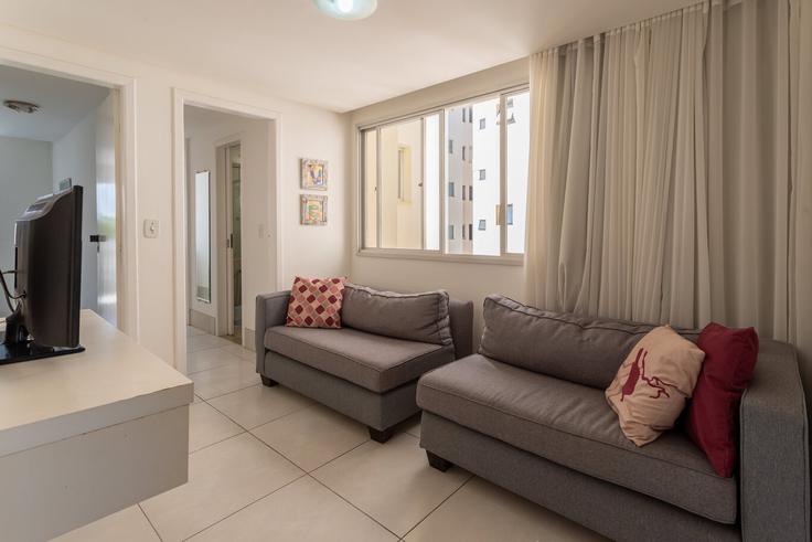 Sala de estar elegantemente projetada com móveis modernos em um apartamento no Building Avenida Beira Mar - anfitriao-prime - 1365596 em Praia do Morro, Guarapari Sala de estar elegantemente projetada com móveis modernos em um apartamento no Building Avenida Beira Mar - anfitriao-prime - 1365596 em Praia do Morro, Guarapari