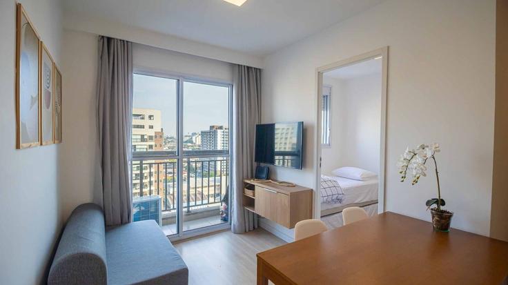 Elegante sala de estar con mobiliario moderno en un apartamento en Building Avenida dos Carinás - anfitriao-prime - 1365645 en Indianópolis, São Paulo