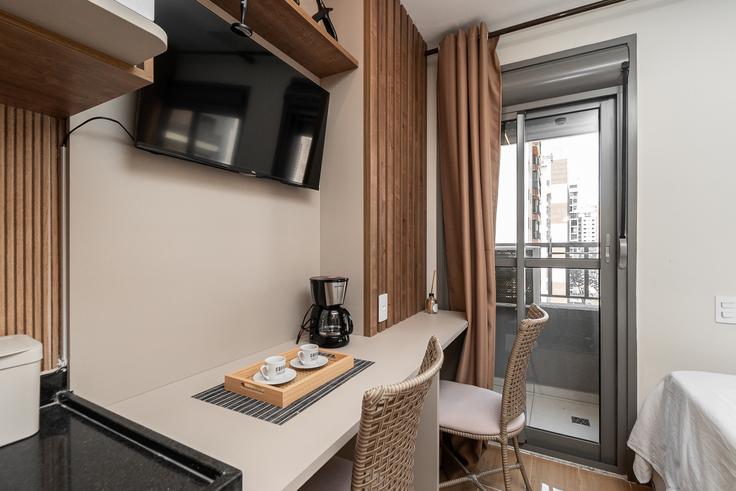 Building Rua Padre Chico - anfitriao-prime - 1365639 adresindeki bir dairede modern mobilyalarla zarif bir şekilde tasarlanmış oturma odası Pompeia, São Paulo