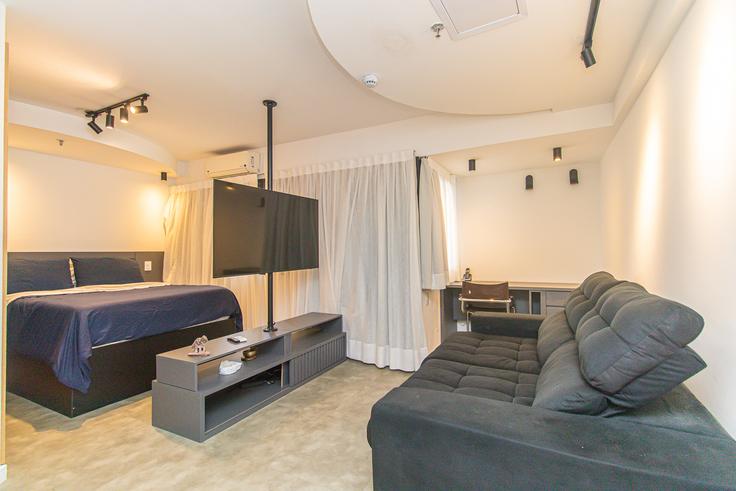 Elegant gestaltetes Wohnzimmer mit moderner Einrichtung in einer Wohnung im Building Rua Indiana - anfitriao-prime - 1365671 in Brooklin, São Paulo Elegant gestaltetes Wohnzimmer mit moderner Einrichtung in einer Wohnung im Building Rua Indiana - anfitriao-prime - 1365671 in Brooklin, São Paulo