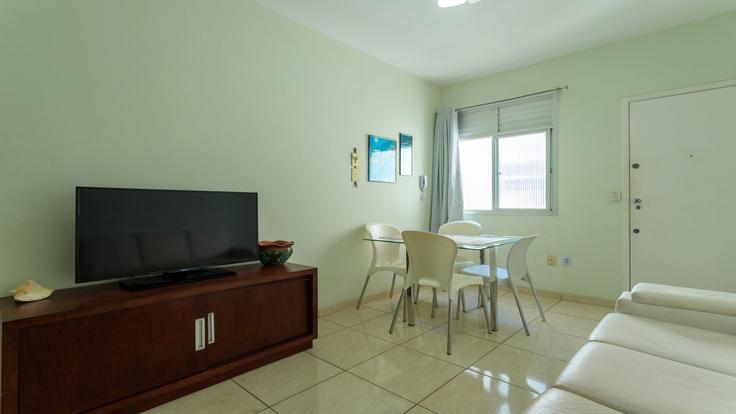 Sala de estar elegantemente projetada com móveis modernos em um apartamento no Building Avenida Oceânica - anfitriao-prime - 1365655 em Praia do Morro, Guarapari Sala de estar elegantemente projetada com móveis modernos em um apartamento no Building Avenida Oceânica - anfitriao-prime - 1365655 em Praia do Morro, Guarapari