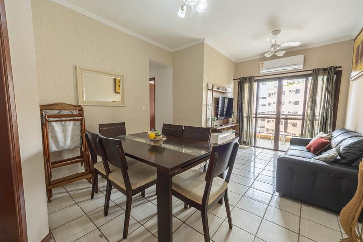 Salle de séjour élégante avec mobilier moderne dans un appartement à Building Rua Uruguai - anfitriao-prime - 1365633 à Balneario Cidade Atlantica, Guarujá Salle de séjour élégante avec mobilier moderne dans un appartement à Building Rua Uruguai - anfitriao-prime - 1365633 à Balneario Cidade Atlantica, Guarujá