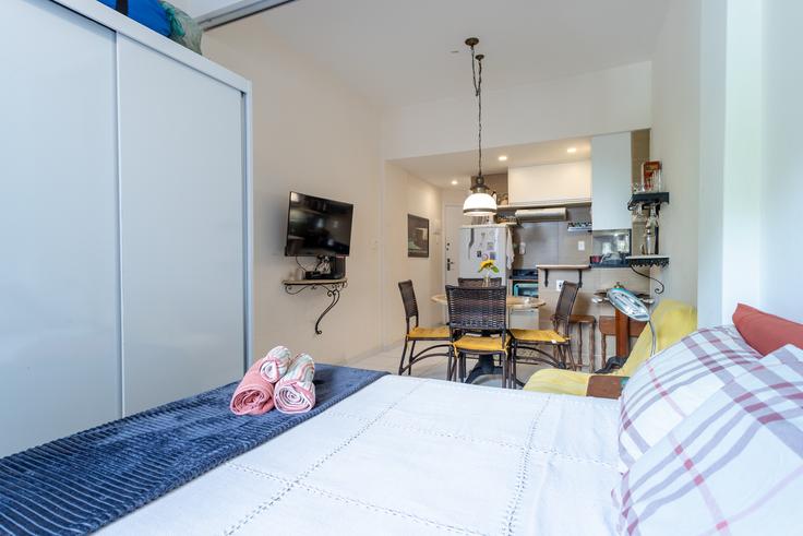 Rio de Janeiro LemeのBuilding Rua Anchieta - anfitriao-prime - 1365599のアパートメントにある、モダンな家具を備えたエレガントなデザインのリビングルーム Rio de Janeiro LemeのBuilding Rua Anchieta - anfitriao-prime - 1365599のアパートメントにある、モダンな家具を備えたエレガントなデザインのリビングルーム