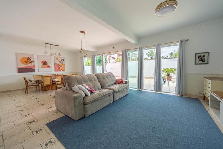 Elegant gestaltetes Wohnzimmer mit moderner Einrichtung in einer Wohnung im Building Rua Armando Sales de Oliveira - anfitriao-prime - 1365640 in Jardim Virginia, Guarujá