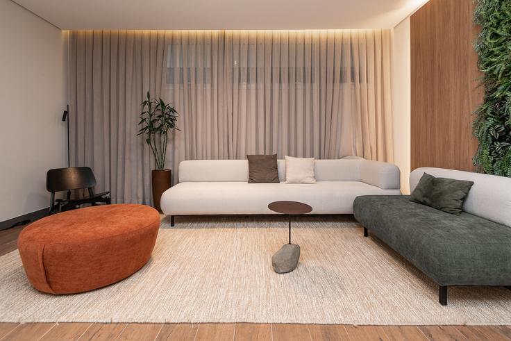 São Paulo Vila BuarqueのBuilding Rua das Palmeiras - anfitriao-prime - 1367304のアパートメントにある、モダンな家具を備えたエレガントなデザインのリビングルーム São Paulo Vila BuarqueのBuilding Rua das Palmeiras - anfitriao-prime - 1367304のアパートメントにある、モダンな家具を備えたエレガントなデザインのリビングルーム