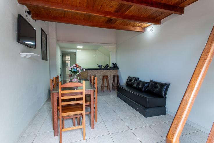 Sala de estar elegantemente projetada com móveis modernos em um apartamento no Building Rua Sao Luiz - anfitriao-prime - 1366490 em Ipiranga, Guarapari Sala de estar elegantemente projetada com móveis modernos em um apartamento no Building Rua Sao Luiz - anfitriao-prime - 1366490 em Ipiranga, Guarapari
