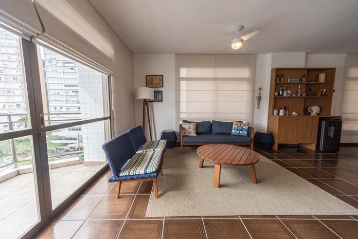 Elegant gestaltetes Wohnzimmer mit moderner Einrichtung in einer Wohnung im Building Alameda Marechal Floriano Peixoto - anfitriao-prime - 1367329 in Morro do Maluf, Guarujá Elegant gestaltetes Wohnzimmer mit moderner Einrichtung in einer Wohnung im Building Alameda Marechal Floriano Peixoto - anfitriao-prime - 1367329 in Morro do Maluf, Guarujá