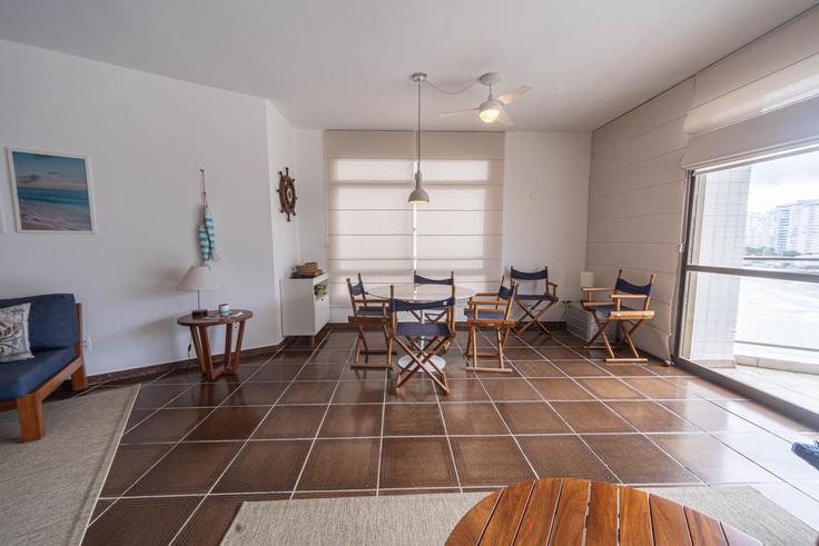 Salle de séjour élégante avec mobilier moderne dans un appartement à Building Alameda Marechal Floriano Peixoto - anfitriao-prime - 1367329 à Morro do Maluf, Guarujá Salle de séjour élégante avec mobilier moderne dans un appartement à Building Alameda Marechal Floriano Peixoto - anfitriao-prime - 1367329 à Morro do Maluf, Guarujá