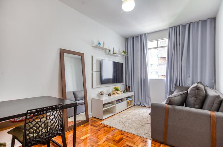 Elegant gestaltetes Wohnzimmer mit moderner Einrichtung in einer Wohnung im Building Rua Luís Coelho - anfitriao-prime - 1371143 in Baixo Augusta, São Paulo Elegant gestaltetes Wohnzimmer mit moderner Einrichtung in einer Wohnung im Building Rua Luís Coelho - anfitriao-prime - 1371143 in Baixo Augusta, São Paulo