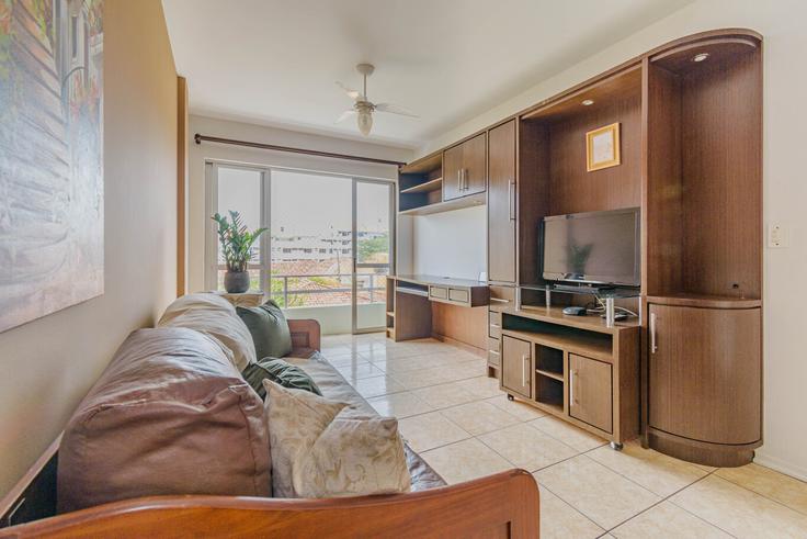 Building Rua Doutor Antonio Prudente de Morais - anfitriao-prime - 1382151 adresindeki bir dairede modern mobilyalarla zarif bir şekilde tasarlanmış oturma odası Canasvieiras, Florianópolis Building Rua Doutor Antonio Prudente de Morais - anfitriao-prime - 1382151 adresindeki bir dairede modern mobilyalarla zarif bir şekilde tasarlanmış oturma odası Canasvieiras, Florianópolis