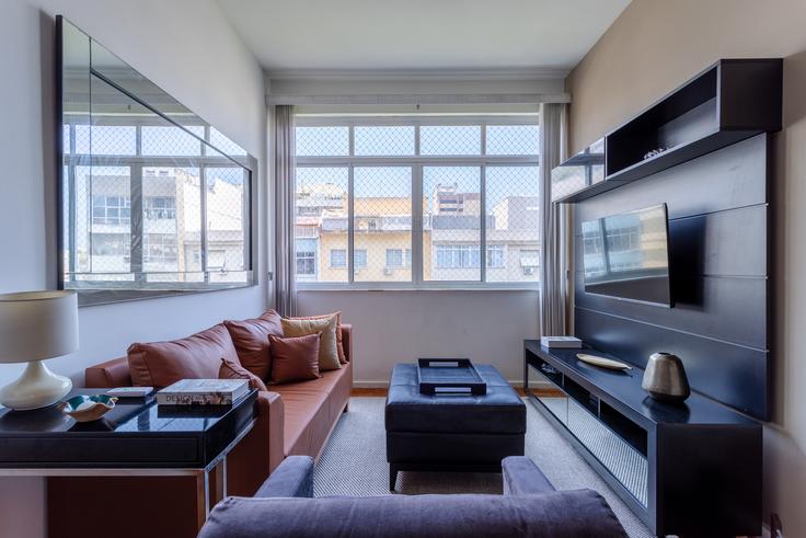 Elegant gestaltetes Wohnzimmer mit moderner Einrichtung in einer Wohnung im Building Rua Visconde de Pirajá - anfitriao-prime - 1382149 in Ipanema, Rio de Janeiro
