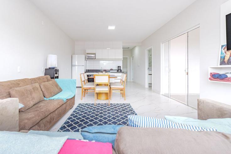 Salle de séjour élégante avec mobilier moderne dans un appartement à Building Rodovia Governador Mário Covas - anfitriao-prime - 1404240 à São Cristóvão, Penha