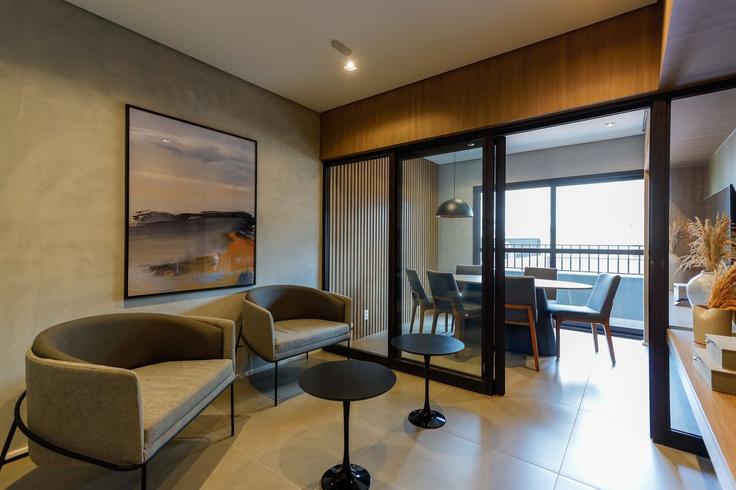 Elegant gestaltetes Wohnzimmer mit moderner Einrichtung in einer Wohnung im Building Rua João Ramalho - anfitriao-prime - 1475789 in Perdizes, São Paulo Elegant gestaltetes Wohnzimmer mit moderner Einrichtung in einer Wohnung im Building Rua João Ramalho - anfitriao-prime - 1475789 in Perdizes, São Paulo