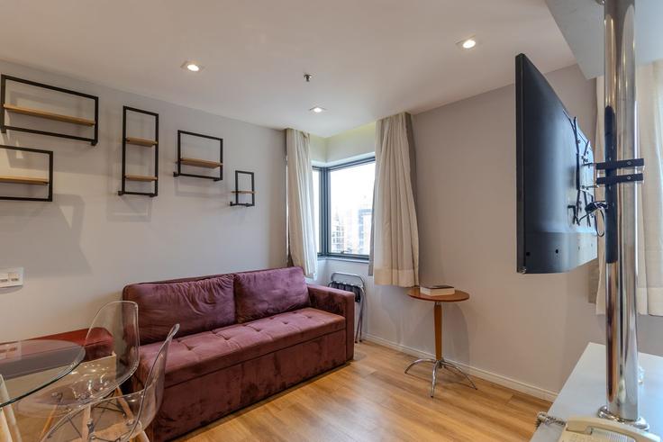 Elegant gestaltetes Wohnzimmer mit moderner Einrichtung in einer Wohnung im Building Alameda Lorena - anfitriao-prime - 1406954 in Jardim Paulista, São Paulo