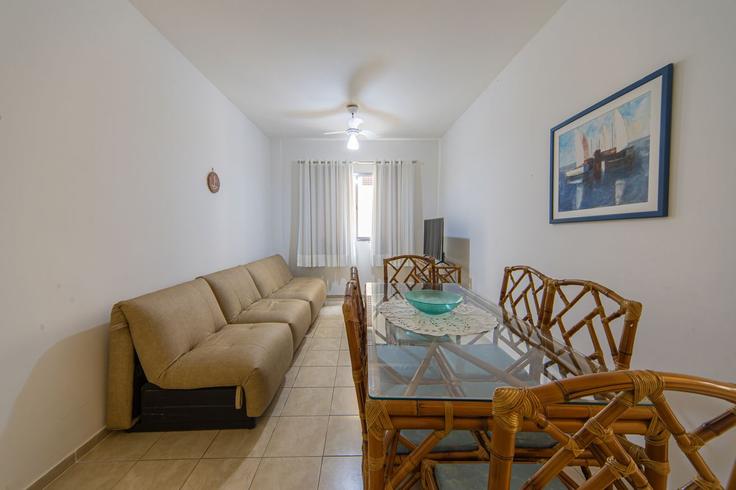 Sala de estar elegantemente projetada com móveis modernos em um apartamento no Building Rua José Ferreira Canaes Filho - anfitriao-prime - 1511183 em Balneario Cidade Atlantica, Guarujá Sala de estar elegantemente projetada com móveis modernos em um apartamento no Building Rua José Ferreira Canaes Filho - anfitriao-prime - 1511183 em Balneario Cidade Atlantica, Guarujá