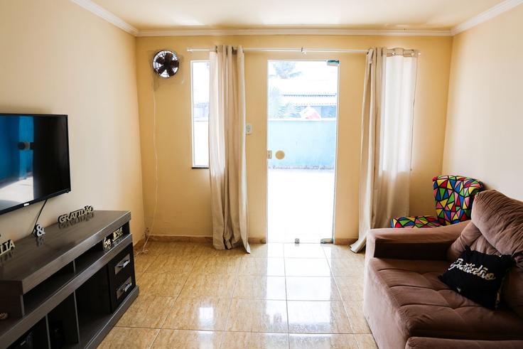 Building Rua Pampo - anfitriao-prime - 1437756 adresindeki bir dairede modern mobilyalarla zarif bir şekilde tasarlanmış oturma odası Unamar, Cabo Frio