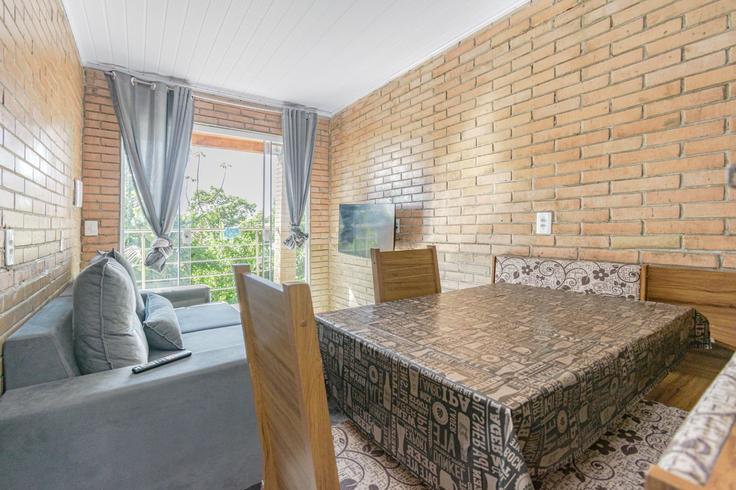 Sala de estar elegantemente projetada com móveis modernos em um apartamento no Building Rua Hugo Serafim da Silva - anfitriao-prime - 1458902 em Armação, Penha