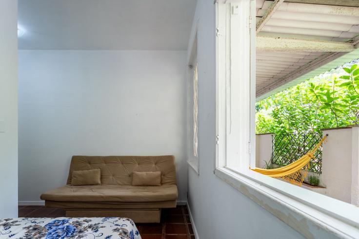 Building Rua Heloisa Muller - anfitriao-prime - 1429507 adresindeki bir dairede modern mobilyalarla zarif bir şekilde tasarlanmış oturma odası Fazenda Inglesa, Petrópolis