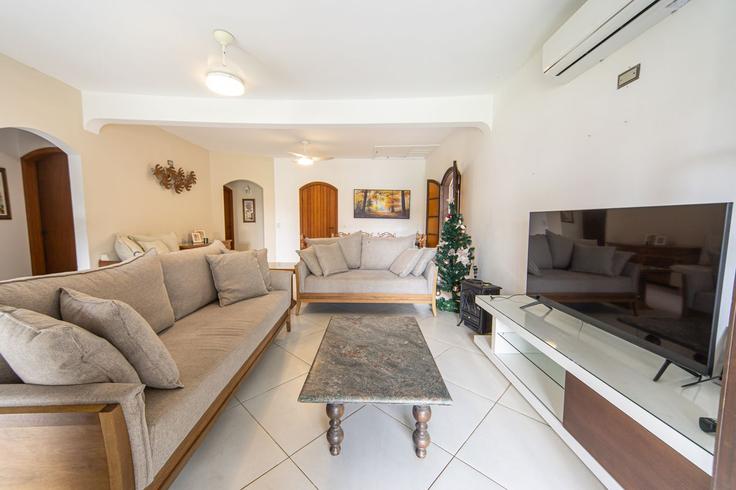 Sala de estar elegantemente projetada com móveis modernos em um apartamento no Building Rua das Orquídeas - anfitriao-prime - 1471711 em Balneario Praia do Pernambuco, Guarujá Sala de estar elegantemente projetada com móveis modernos em um apartamento no Building Rua das Orquídeas - anfitriao-prime - 1471711 em Balneario Praia do Pernambuco, Guarujá