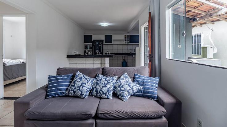 Salle de séjour élégante avec mobilier moderne dans un appartement à Building Rua 2 de Julho - anfitriao-prime - 1464864 à Centro, Porto Seguro