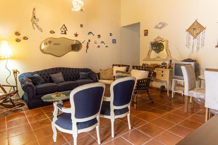 Sala de estar elegantemente projetada com móveis modernos em um apartamento no Building Estrada Maquininha - anfitriao-prime - 1474768 em Praia de Boiçucanga, São Sebastião